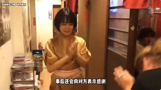 여성 직원(왼쪽)에게 뺨을 맞고 감사 인사를 전하는 손님. 사진 X 캡처