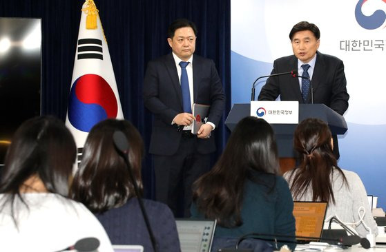 오승걸 한국교육과정평가원장이 7일 오후 정부서울청사에서 2024학년도 수능 채점 결과에 대해 브리핑하고 있다. 왼쪽은　강태훈 수능 채점위원장. 연합뉴스