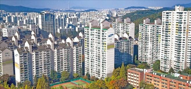 최근 ‘노후계획도시 특별법’이 국회 소위를 통과하면서 수도권 1기 신도시와 서울 노원구 상계지구 등 노후 단지의 재건축 기대가 커지고 있다. 성남시 분당 시범단지 내 시범삼성한신 아파트.  사진=한경DB