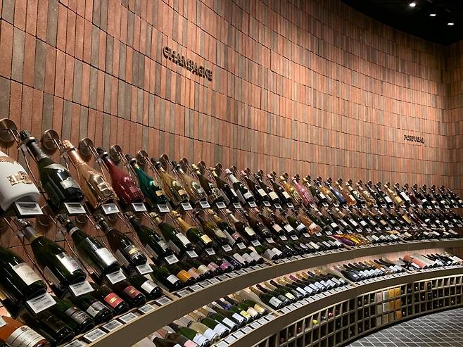 롯데백화점 인천점 지하 1층에 위치한 와인 전문관 '엘비노' 내부 모습./ 롯데백화점 제공
