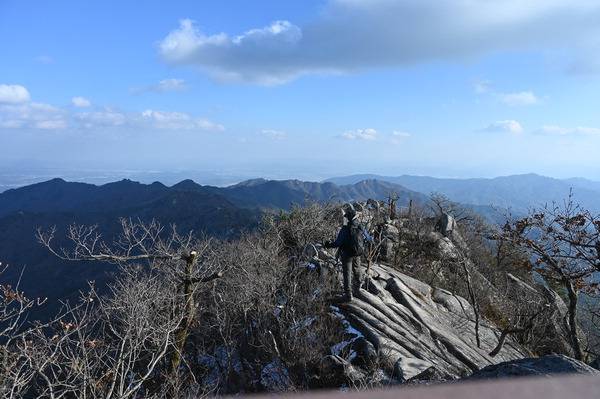 대구시와 경북 영천시의 경계인 팔공산 동봉에 서면 동쪽으로 갓바위가 있는 관봉까지 능선이 이어진다. 근교산 취재팀이 오른쪽 초례봉에서 시계 반대방향으로 환성산 관봉 노적봉 은해봉 염불봉 등 장쾌하게 뻗은 팔공산맥을 보고 있다.