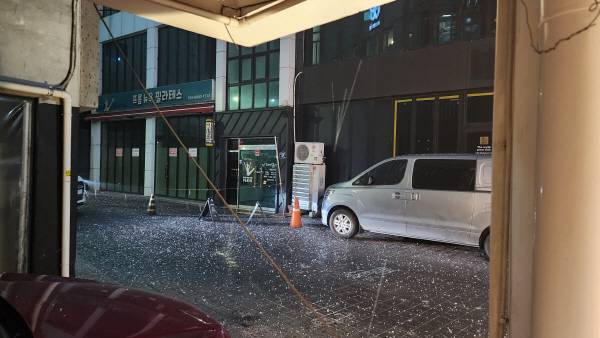 지난 6일 밤 부산 해운대구 한 도로에서 우박이 내리고 있다. 독자 제공