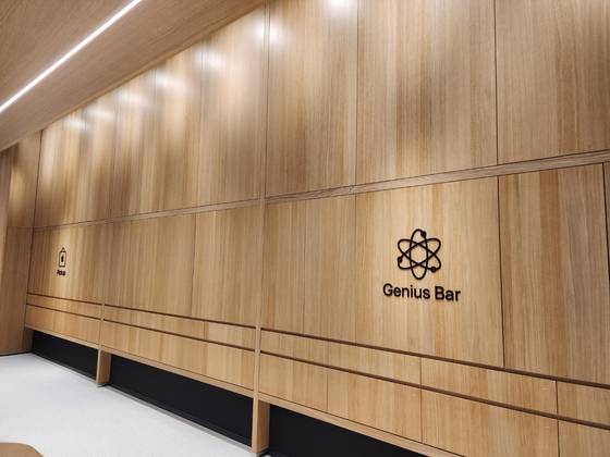 "Genius Bar" is first introduced in Korea at the Hanam branch. [JIN EUN-SOO]