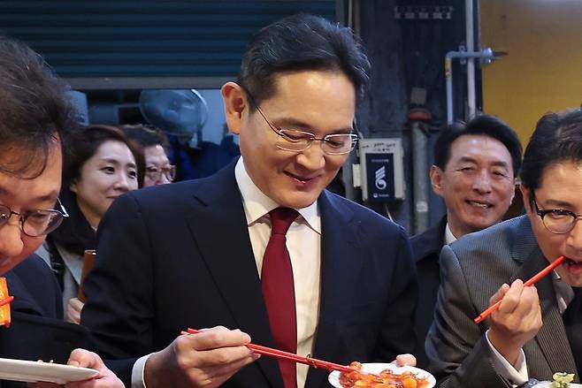 부산 중구 깡통시장에서 떡볶이 시식하는 이재용 삼성전자 회장 / 사진  연합뉴스