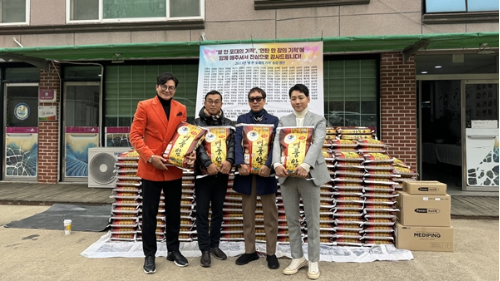 가수 박군이 결식 노인들을 위한 선행에 앞장섰다. 사진=토탈셋