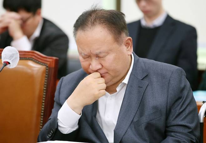 더불어민주당을 탈당한 이상민 의원이 국민의힘 김기현 대표에게 "왜 전화하지 않냐"는 영상편지를 남겼다. 사진은 지난달 23일 오전 서울 여의도 국회에서 열린 외교통일위원회 전체회의에서 생각에 잠겨 있는 이 의원의 모습. /사진=뉴스1