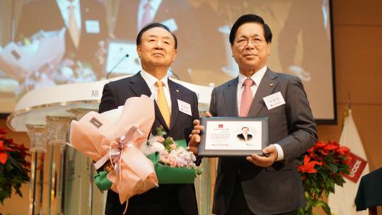 한교총 7일 한국교회총연합 대표회장에 선출된 장종현 신임 대표회장(왼쪽)이 이영훈 이임 대표회장으로부터 취임패를 전달 받고 있다. 한교총 제공