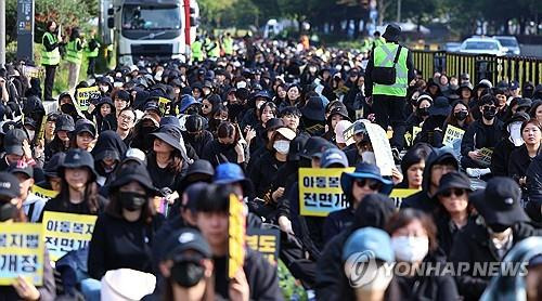 (서울=연합뉴스) 14일 오후 서울 여의도 국회 앞이 공교육정상화 입법촉구 집회에 참가한 교사들로 가득하다.지난달 21일 ‘교권 보호 4법’ 통과 이후 일시 중단했던 재개된 이번 토요 집회에는 주최 측 추산 3만명이 참가해 ‘교권 보호 4법만으로는 무분별한 아동학대 신고를 막을 수 없다’며 아동복지법 등 후속 입법 통과를 촉구했다. 2023.10.14