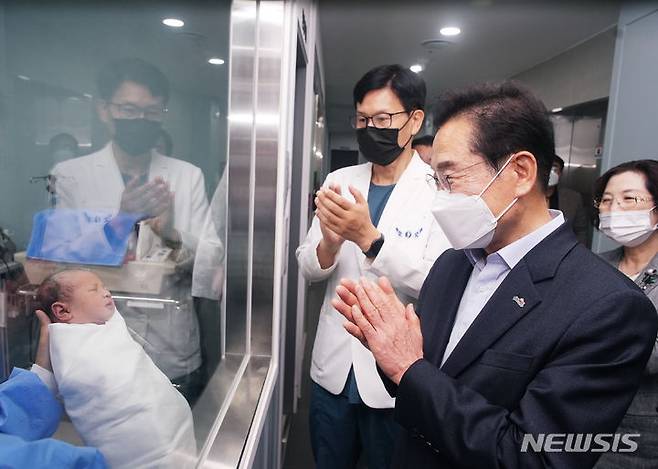 영천 제이병원 300번째 아기 출생을 축하하는 최기문 영천시장