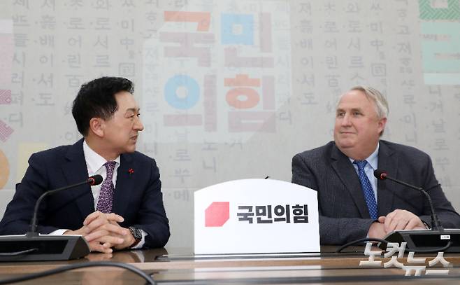 국민의힘 김기현 대표(왼쪽)와 인요한 혁신위원장이 6일 오후 국회 당대표실에서 만나 대화하고 있다. 황진환 기자