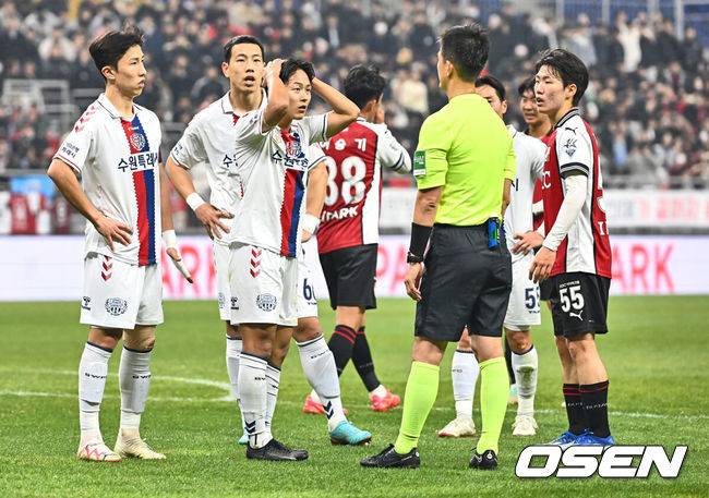 [OSEN=부산, 이석우 기자] 6일 부산아시아드주경기장에서 K리그 승강 플레이오프(PO) 1차전 부산 아이파크와 수원FC의 경기가 열렸다.  수원FC 이승우가 부산 아이파크 이승기에게 파울을 범하고 주심의 파울 선언에 아니라고 항변하고 있다. 2023.12.06 / foto0307@osen.co.kr