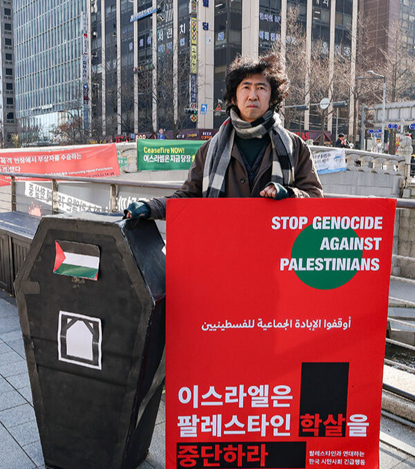 지난 11월 28일 서울 종로구 주한 이스라엘 대사관 앞에서 이성재 충북대 역사교육과 교수가 전쟁을 멈추라며 1인 시위를 하고 있다. 최상수 기자