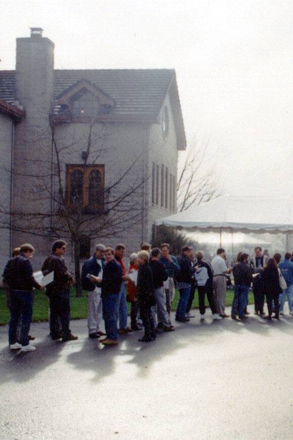 1970년대 실버오크 새 빈티지를 구입하려는 대기 줄.