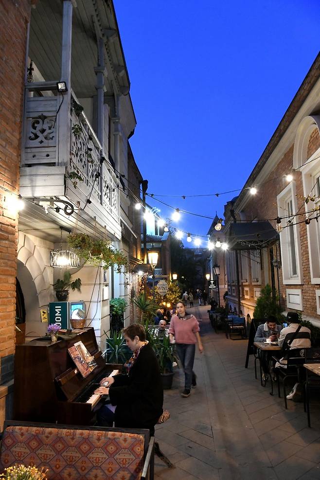 이오아네 샤브텔리 카페 골목.