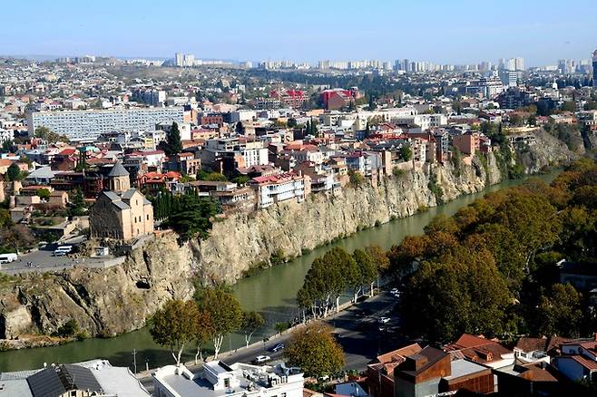 솔롤라키 언덕에서 본 메테키 교회 절벽과 쿠라강.
