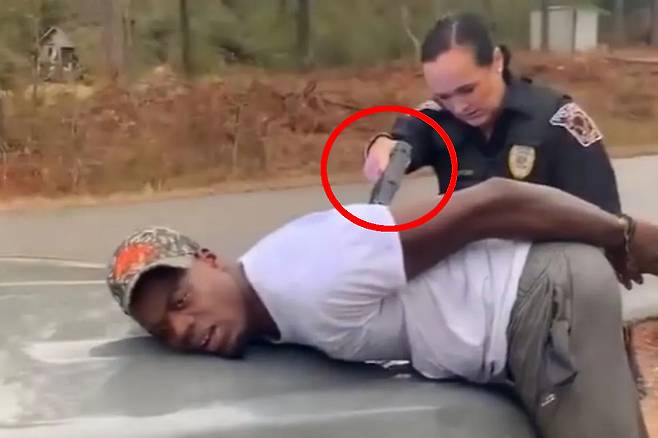 수갑 채운 흑인 남성에게 스턴건 쓴 美 여경 논란 / 사진=시킴 워싱턴 페이스북