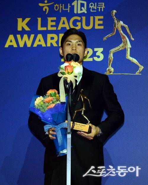 4일 서울 송파구 롯데호텔 월드에서 ‘2023 하나원큐 K리그 대상‘ 시상식이 열렸다. K리그1 베스트11 MF를 수상한 이순민(광주FC)이 소감을 밝히고 있다. 김민성 기자 marineboy@donga.com