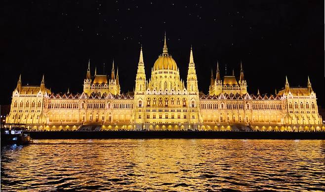부다페스트 건축의 백미 국회의사당 야경. [박진희 제공]