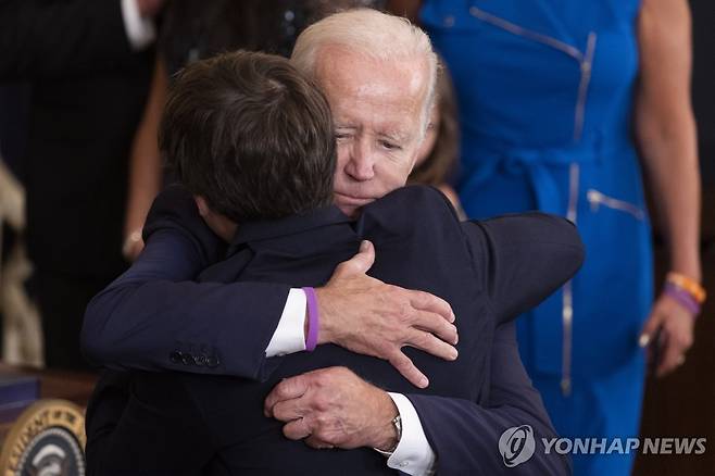 바이든 대통령과 보 바이든의 아들 로버트 바이든 [EPA 연합뉴스 자료 사진. 재판매 및 DB 금지]