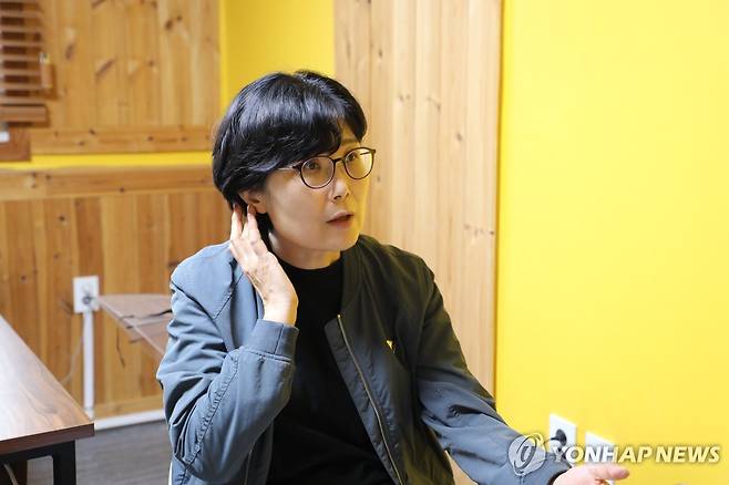 인터뷰 중인 전진경 카라 대표 [촬영 이다빈]