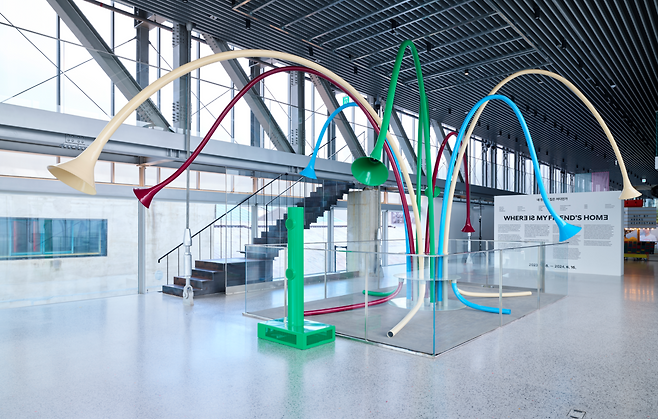 현대 모터스튜디오 부산 '내 친구의 집은 어디인가' 展에 전시된 유리 스즈키(Yuri Suzuki)의 작품 '히비키 트리(Hibiki Tree)'