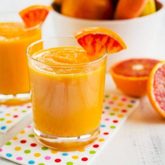 비타민C 음료와 콩나물국 등의 음식 섭취와 깊은 숙면, 온수 샤워는 고통스런 숙취를 없애고 술을 빨리 깨는데 도움을 준다. [사진=클립아트코리아]