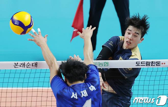 우리카드 김지한이 9일 오후 서울 중구 장충체육관에서 열린 2023-2024 도드람 V-리그 남자부 2라운드 우리카드와 한국전력의 경기에서 공격하고 있다. 2023.11.9/뉴스1 ⓒ News1 김민지 기자