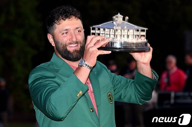 스페인의 욘 람이 9일(현지시간) 조지아주 오거스타의 오거스타 내셔널 골프클럽에서 열린 제87회 마스터스 토너먼트 대회서 생애 첫 우승을 하며 올해 첫 메이저 대회 우승 트로피를 들고 기뻐하고 있다. ⓒ AFP=뉴스1 ⓒ News1 우동명 기자