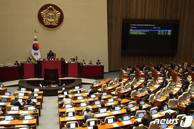 8일 서울 여의도 국회 본회의장에서 열린 제410회국회(정기회) 제14차 본회의에서 재표결로 상정된 노조법 2·3조 개정안(노란봉투법)과 방송법·방송문화진흥회법·한국교육방송공사법 개정안(방송3법)이 부결되고 있다. 2023.12.8/뉴스1 ⓒ News1 송원영 기자