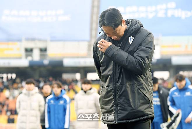 수원 삼성 염기훈 감독대행이 2일 수원월드컵경기장에서 열린 2023 하나원큐 K리그1 강원FC와 경기에서 강원과 0-0무승부로 최하위를 기록하며 2부 리그 강등이 확정된 뒤 팬들에게 사과하다 눈물을 훔치고 있다. 2023. 12. 2.  수원 | 박진업기자 upandup@sportsseoul.com