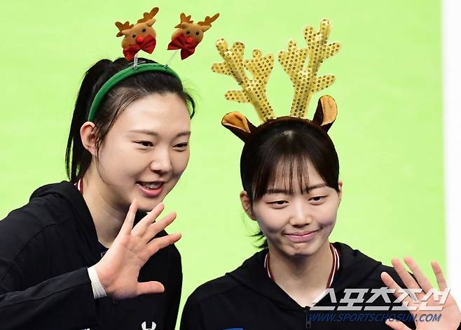 7일 수원체육관에서 배구 V리그 여자부 현대건설과 도로공사의 경기가 열렸다. 루돌프 패션 선보이며 인터뷰하는 양효진, 김다인. 수원=송정헌 기자songs@sportschosun.com/2023.12.07/