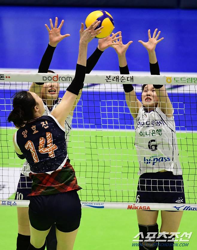 현대건설 양효진이 도로공사 블로킹을 앞에 두고 스파이크를 날리고 있다.