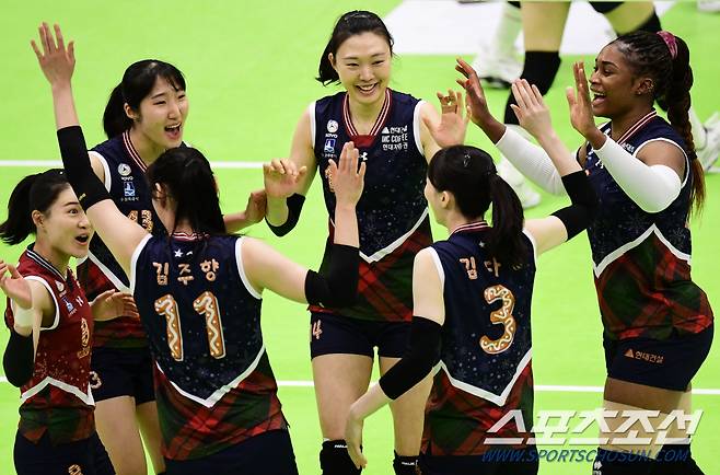 득점을 성공시킨 후 동료들과 함께 기뻐하는 현대건설 선수들.