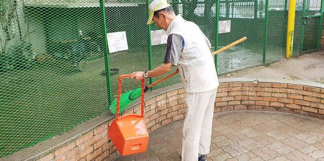 성남시의 노인일자리사업 참여자가 청소를 하고 있다.