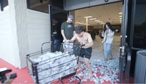 대형마트에 갇히는 생존 프로젝트를 진행하는 미스터비스트. 해당 남성은 45일을 버텨 45만달러(약 5억9000만원)에 이르는 상금을 받았다.  [사진=유튜브 '미스터비스트' 갈무리]