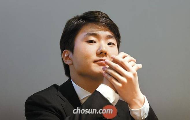 1년에 100회 이상 연주한다는 피아니스트의 손가락은 곧고 길었다. 조성진은 “같은 슬픔도 독일 음악에서는 ‘속으로 우는’ 느낌이고, 차이콥스키를 비롯한 러시아 음악에선 펑펑 울고, 드뷔시 등 프랑스 음악은 ‘웃고 있는데 눈물이 흐르듯’ 외롭다”면서 “악보에 없는 여백을 메우려면 음악적 상상력이 필요하다”고 했다.