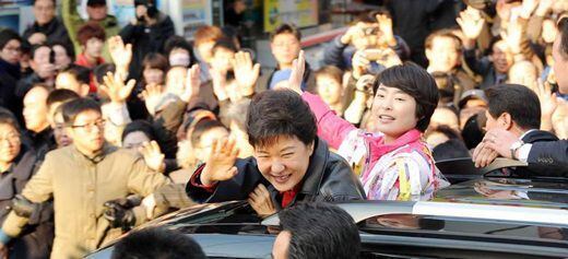 2012년 4.11 총선의 최대 격전지였던 부산 사상구를 방문한 박근혜 당시 박근혜 새누리당 비상대책위원장과 손수조 후보.