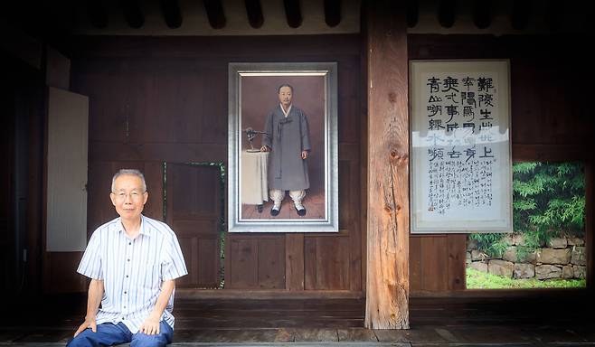 울산광역시 북구 송정동 355번지는 1910년대 무장투쟁 조직 대한광복회를 지휘한 박상진 의사 생가다. 도로명 주소는 울산광역시 북구 ‘박상진길23’이다. 어릴 적 울산을 떠났던 증손자 박중훈(67)은 지금 그 생가를 지키며 증조 박상진을 기리며 산다. 대청마루 뒤쪽에 박상진 초상과 그가 남긴 옥중 절명시가 걸려 있다./박종인