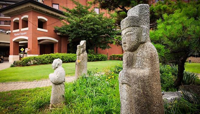 용산공원 부지 미군 드래곤힐즈 호텔 정원에 있는 둔지미 마을 흔적. 신분이 높았음 직한 무덤 석물들을 미군 측이 호텔 앞에 세워놓았다. /박종인 기자