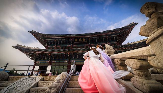 경복궁 근정전과 월대. 임진왜란 이래 폐허였던 경복궁은 1865년부터 3년 동안 흥선대원군에 의해 재건됐다가 식민시대에 만신창이가 돼 현재 복원 작업이 진행 중이다. 복원 기준 시점은 중건이 완료된 1888년이다. 역사적 기념물 복원에 관한 ‘베네치아헌장’(1964)은 ‘추측이 시작되는 지점에서 복원은 멈춰야 한다’고 선언했다. ‘대한민국 문화유산헌장’(2020)도 ‘문화유산의 원래 모습과 가치를 온전하게 지킨다’고 규정하고 있다. 경복궁 복원에는 숱한 추측과 원칙 파괴가 개입됐다./박종인 기자