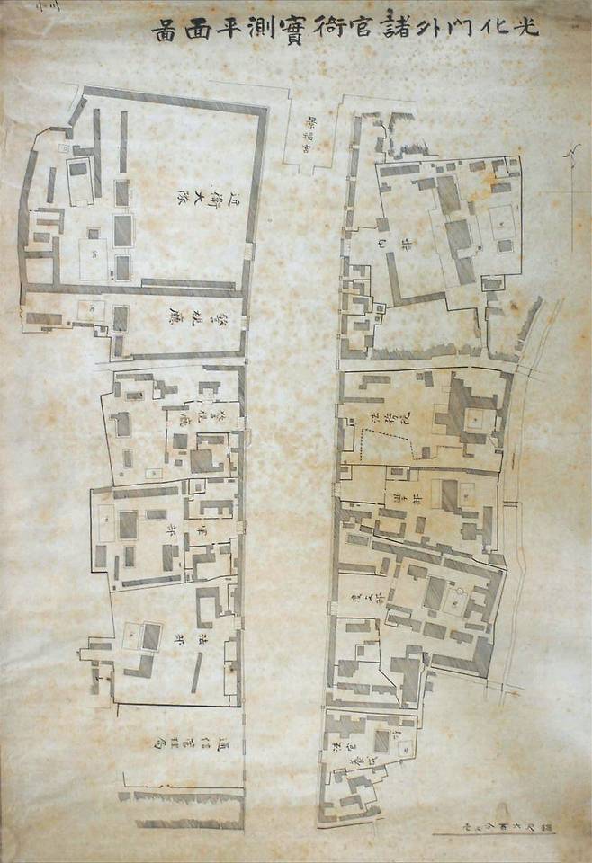 1907년(추정) 육조거리 실측도면 ‘광화문외제관아실측평면도’. 광화문~육조거리 축이 휘어 있다. 총독부가 왜곡한 축이 아닌, 본래의 축이다./국가기록원
