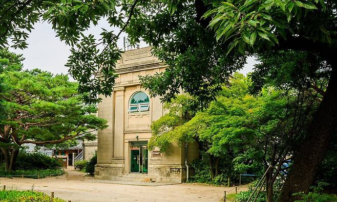 경복궁 건춘문 북쪽에 있는 경복궁관리소. 1915년 총독부 ‘시정(始政) 5주년 기념 조선물산공진회’ 때 만든 총독부박물관 부속 건물이다./박종인 기자