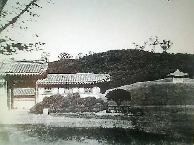 대원군 생전 일본 장교가 촬영한 것으로 추정되는 사진. 작은 집 한 채가 서 있는 오른쪽 언덕이 그가 정한 묫자리다. 왼쪽 아래는 대원군이 즐겨 찾던 별장 아소당이다. 이곳에 살았던 동도중·공업고등학교 설립자 가족 김인수에 따르면 해방 후 6.25전쟁 때까지 당시 국방부장관 신성모가 관사로 사용했다. 운니동 운현궁에서 죽은 대원군은 이곳에 묻혔다가 파주를 거쳐 남양주에 이장됐다. /동도김형천기념사업회 제공