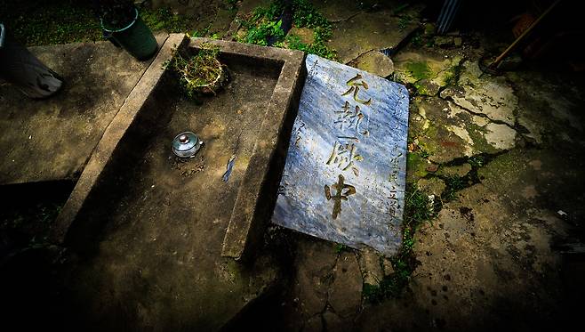 경기도 구리시 구리시청 뒷산에 있는 한 가정집에는 진귀한 빨래판이 누워 있다. 청나라 마지막 황제 푸이가 쓴 휘호가 새겨진 비석이다. 이 집이 들어선 골짜기에는 식민시대 대표적 매국 귀족 윤덕영의 별장 강루정이 있었다. 윤덕영은 서울 옥인동에 벽수산장이라는 집을 지어 살면서 이곳에도 별장을 만들었다. 비문은 ‘선통제’라는 황제 호칭이 완전 폐지된 1924년 이전 인왕산 아래 살던 윤덕영이 푸이로부터 받아온 휘호다. 당시 윤덕영 동생이자 순종 비 윤씨 아버지인 윤택영이 중국에 있었는데, 윤택영을 통해 받아왔을 확률이 높다. 해방 후 윤덕영이 누리던 식민 권력도 사라지며 별장은 폐허가 됐고, 그가 자랑스럽게 세워놓았던 선통제 비석은 저렇게 빨래판으로 전락했다. /박종인 기자