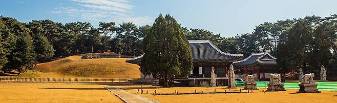 금곡리에 있는 홍릉. 1919년 고종이 죽은 뒤 청량리에 있던 왕비 민씨릉을 옮겨와 금곡리에 합장했다. 조선식 정자각(丁字閣) 대신 중국 황제릉 형식의 일자(一字) 각이 세워져 있다. /박종인 기자