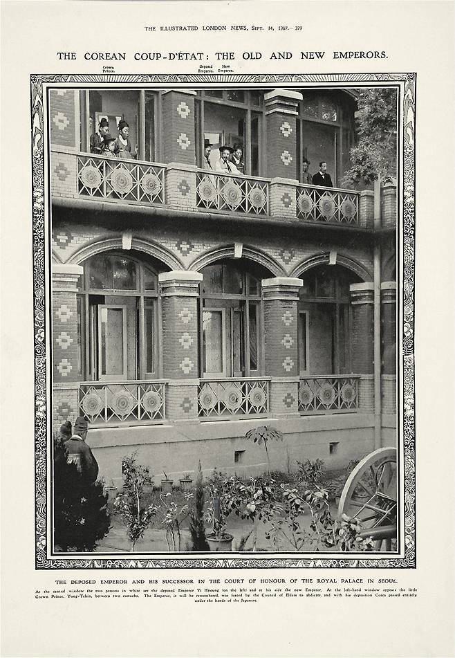 1907년 9월 14일 영국 잡지 ‘일러스트레이티드 런던 뉴스’에 실린 대한제국 황실 사진. 제목은 ‘한국에서 벌어진 쿠데타: 신구 황제’로 돼 있지만 이 사진은 1907년 6월 11일 당시 경운궁(덕수궁) 돈덕전에서 열린 일본군 대포 진헌식 장면이다. 일본 육군대신 데라우치 마사타케가 이끄는 일본군은 이날 대한제국 황제 광무제에게 속사포 4문과 기관포 2문을 진헌했다. 1882년 임오군란 이후 러일전쟁(1904)까지 고종은 끝없이 외국 공사관으로 파천을 시도했다. 1896년 아관파천은 여덟 차례 시도 가운데 유일한 성공작이었다. 고종은 허약해진 군사력을 파천으로 극복하려고 했지만 모두 실패했고, 심지어 대한제국 설립 후 외국인 용병 30명을 극비리에 고용했다가 여론에 밀려 취소하기도 했다. 일신 안녕을 위해 보낸 세월은 결국 총 한 방 쏘지 못한 망국으로 귀결됐다./일러스트레이티드 런던 뉴스