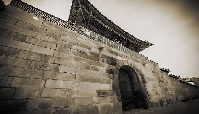 경복궁 동쪽 문인 건춘문(建春門). 1894년 7월 23일 새벽 동학농민군 진압을 위해 출병한 일본군 혼성여단이 건춘문과 서쪽 영추문(迎秋門)을 부수고 경복궁을 공격했다. 격렬하게 전투를 벌이던 경복궁 수비대는 고종 명에 의해 무장해제하고 퇴각했다. 이틀 뒤 일본이 아산 풍도 앞바다에서 청나라 군함을 공격하며 청일전쟁이 시작됐다. 운명의 8월 17일 일본 내각은 조선 문제 처리를 안건으로 올리고 독립국화, 보호국화, 분단화, 중립화 4개안 가운데 보호국화를 향후 대조선 정책으로 채택했다. 이에 앞서 고종이 미국에게 일본군 철병을 중재해달라고 요청했지만 미국 클리블랜드 정권은 이를 거부했다. 훗날 35년 식민지의 씨앗은 바로 그날 뿌려졌다./박종인 기자