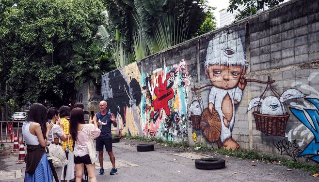 방콕 주재 포르투갈 대사관 벽에 그려진 대형 그라피티. 태국 아티스트 알렉스 페이스의 작품이다./김성윤 기자