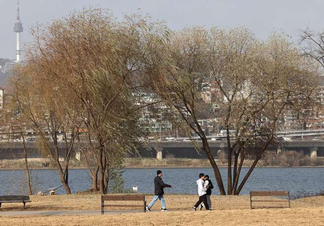 7일 오후 서울 서초구 반포한강공원에서 시민들이 나들이를 즐기고 있다. /뉴스1