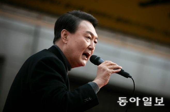 윤석열 대통령이 국민의힘 대선 후보 시절인 지난해 3월 8일 대선을 하루 앞두고 대구 서문시장에서 유세하고 있다. 사진공동취재단